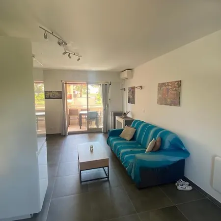 Juan, Cosy T3 , Piscine , Parking *